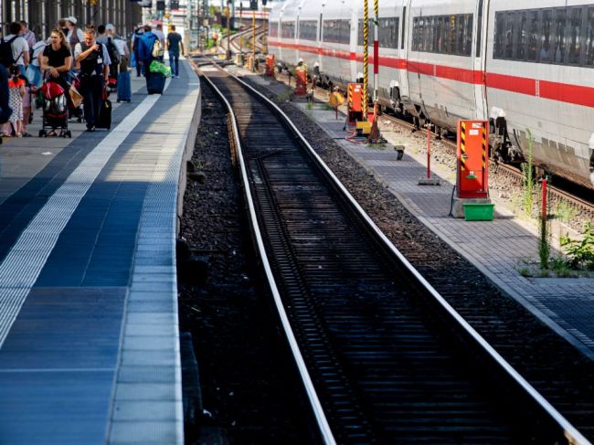 Muža po sotení ľudí pod vlak vzali do väzby. Môže byť duševne chorý