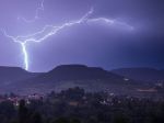 Búrky hrozia aj v stredu a vo štvrtok, varuje SHMÚ