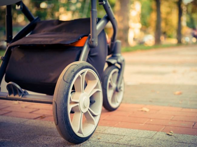 Auto zrazilo kočík; jedno dieťa zomrelo, druhé je vo vážnom stave