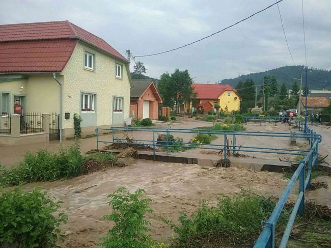 SHMÚ vystríha pred prívalovými povodňami. Ktoré okresy by sa mali mať na pozore?