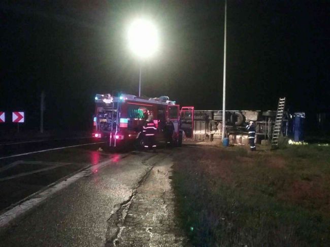 Hasiči zasahovali pri prevrátenom kamióne