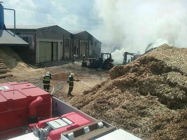 40 hasičov zasahuje pri požiari traktora