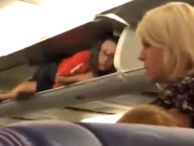 Video: Letuška sa pred cestujúcimi skryla do priestoru na odkladanie batožiny