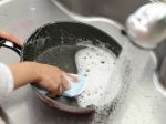 Ako správne umyť panvicu? Vďaka tejto metóde po oleji nezostane ani fľak