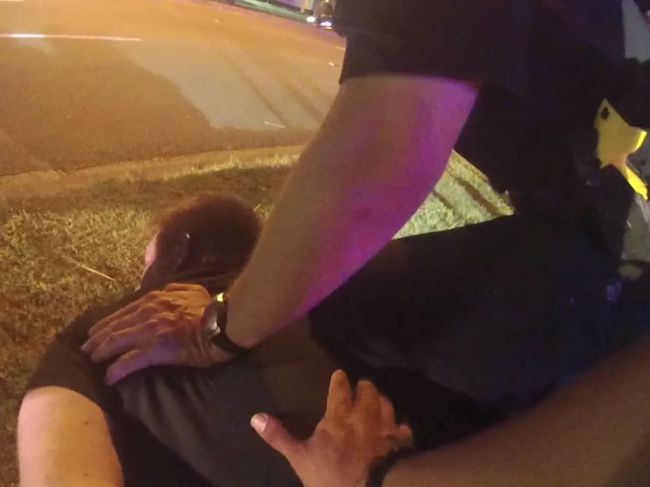 Video: Policajti vtipkovali, zatiaľ čo zadržaný v ich rukách umieral