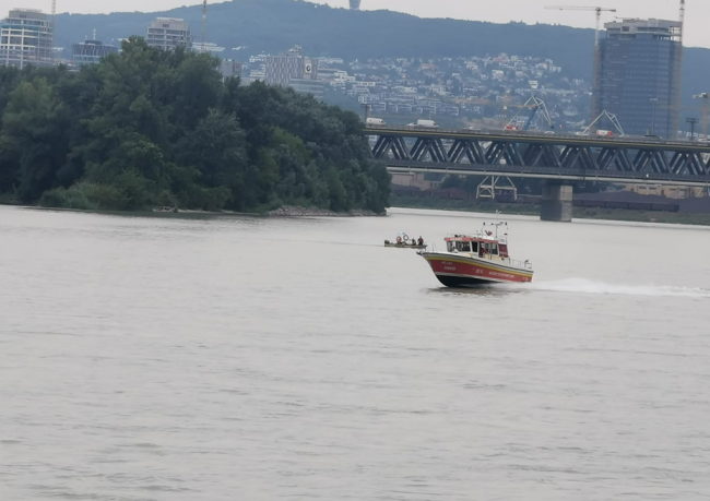 Polícia pátra po osobe, ktorá mala skočiť do Dunaja