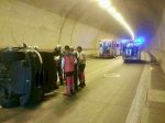V tuneli Sitina došlo k vážnej nehode, auto s deťmi sa prevrátilo nabok