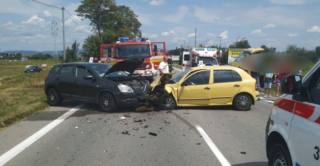 V Michalovciach došlo k čelnej zrážke troch vozidiel