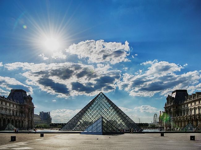Preplnené parížske múzeum Louvre zavedie pre návštevníkov povinné rezervácie
