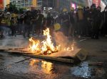 Hongkong: Policajti rozháňali demonštrantov slzotvorným plynom