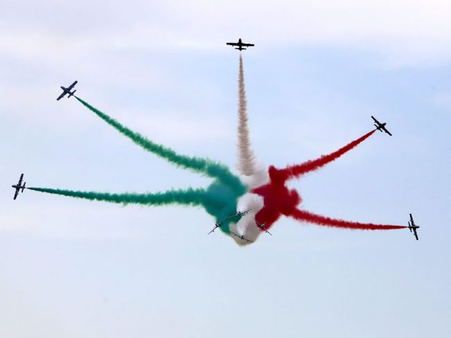 V prvý deň SIAF prišlo zhruba 62.000 ľudí, ťahákom bola aj Frecce Tricolori