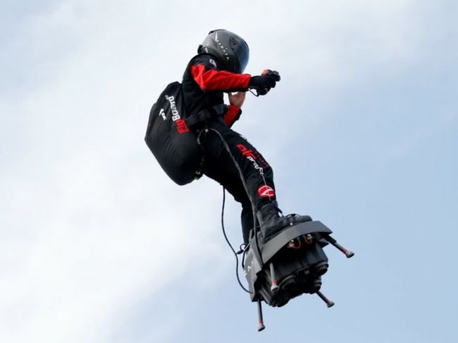 Francúz po prvý raz prekonal Lamanšský prieliv na flyboarde