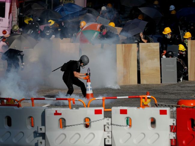 Hongkongská polícia nasadila na demonštrantov slzotvorný plyn