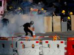 Hongkongská polícia nasadila na demonštrantov slzotvorný plyn