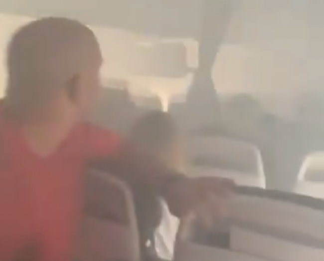 VIDEO: Lietadlo museli evakuovať, cestujúci skončili v nemocnici