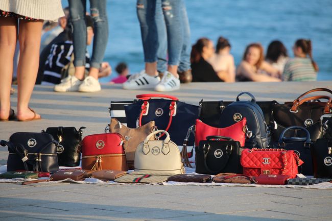 Slovenskí turisti pozor: V tomto meste nesmiete nakupovať tovar od pouličných predajcov