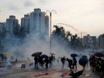 Počas pondelňajších protestov v Hongkongu zadržala polícia takmer 150 ľudí