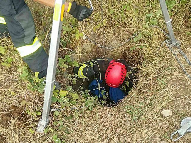 Hasiči zachránili srnku uviaznutú v trojmetrovej šachte