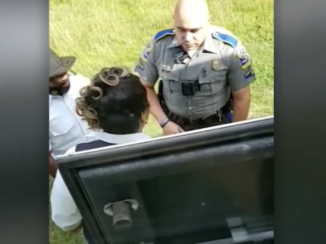 Video: Žena z autobusu privolala políciu. Tá pri prehliadke kufra objavili ľudský náklad