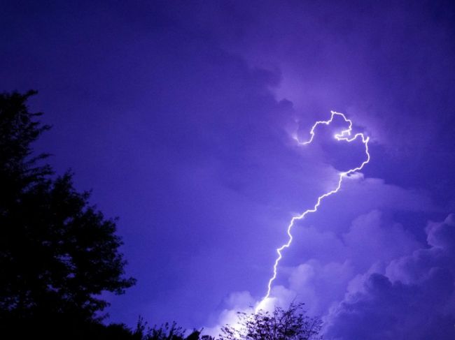 SHMÚ vydal výstrahu pred búrkami a výskytom povodňových úkazov