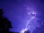SHMÚ vydal výstrahu pred búrkami a výskytom povodňových úkazov