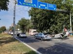 Hasiči zasahovali pri vážnej nehode, auto sa prevrátilo na strechu
