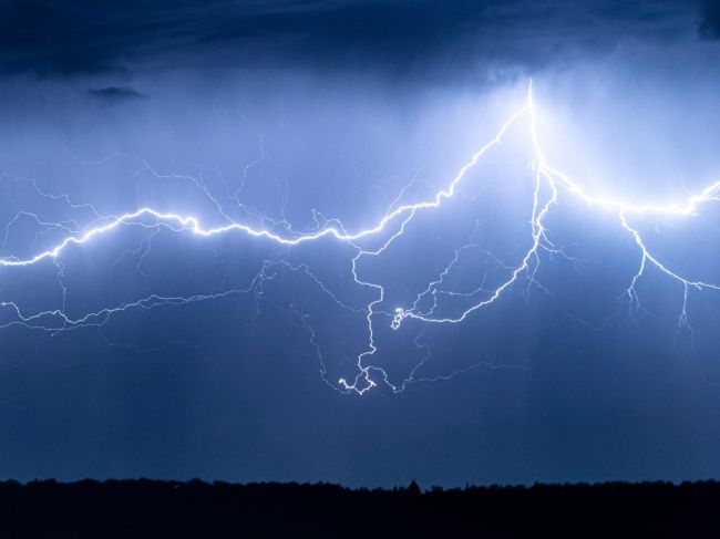 Po zásahu bleskom zomrela žena, tri deti sú v nemocnici
