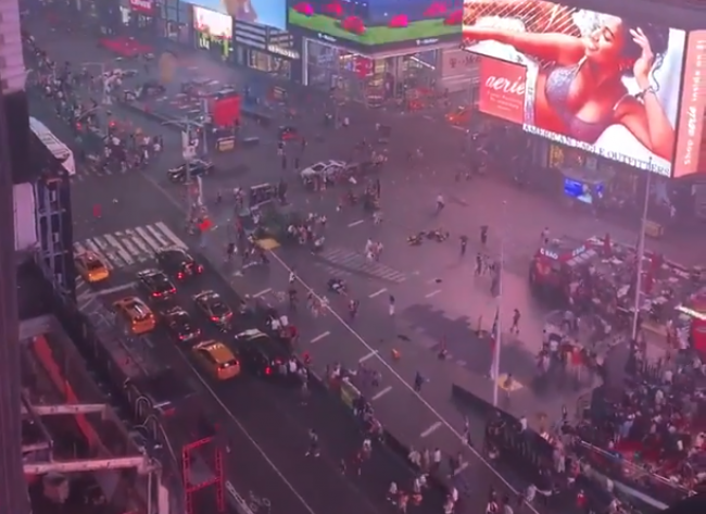 Video: Stovky ľudí utekali z Times Square, bolo počuť výstrely