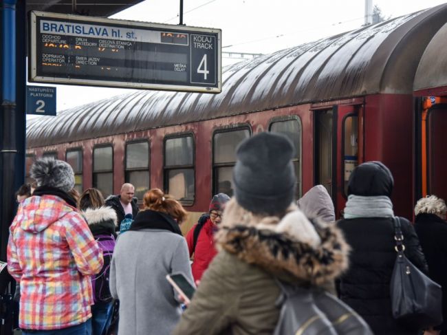 Vlaky z Bratislavy meškajú aj vyše hodiny