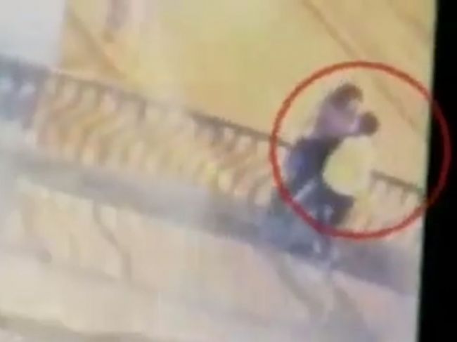 Video: Milenci sa bozkávali na moste. Románik mal tragický záver