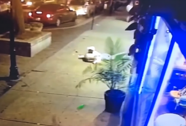 Video: Ľudia utekali pred streľbou. Mladý muž prekvapil hrdinským konaním