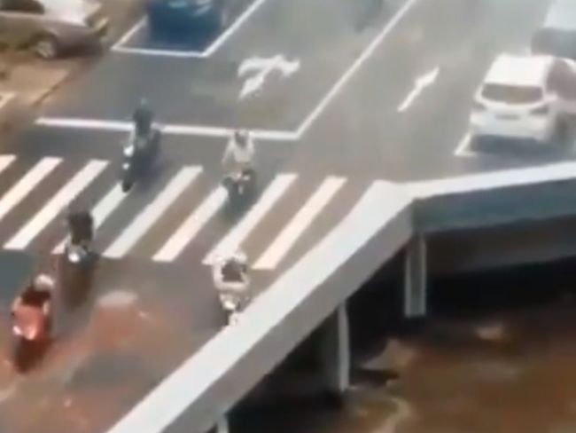 Video: Z mosta zmizla celá premávka. Nik nechápe, kam sa v priebehu sekundy podela