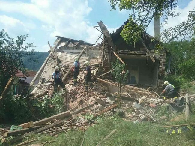 Došlo k zrúteniu rodinného domu, hasiči prehľadávajú sutiny