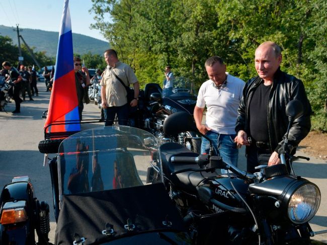 Putin sa zúčastnil na zraze Nočných vlkov na Kryme