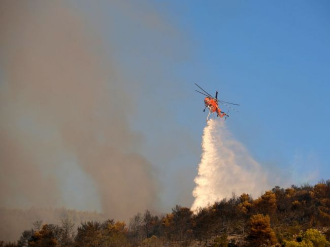 Hasiči dostali pod kontrolu obrovský požiar na predmestí Atén