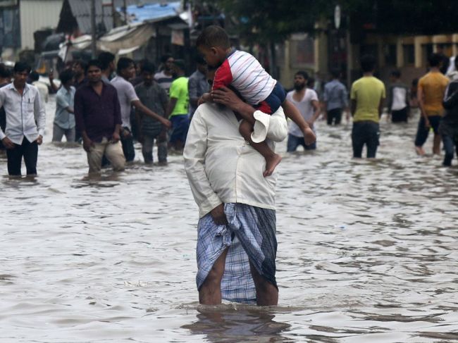 Monzúnové dažde v Indii usmrtili 184 ľudí, milión obyvateľov presunuli do táborov