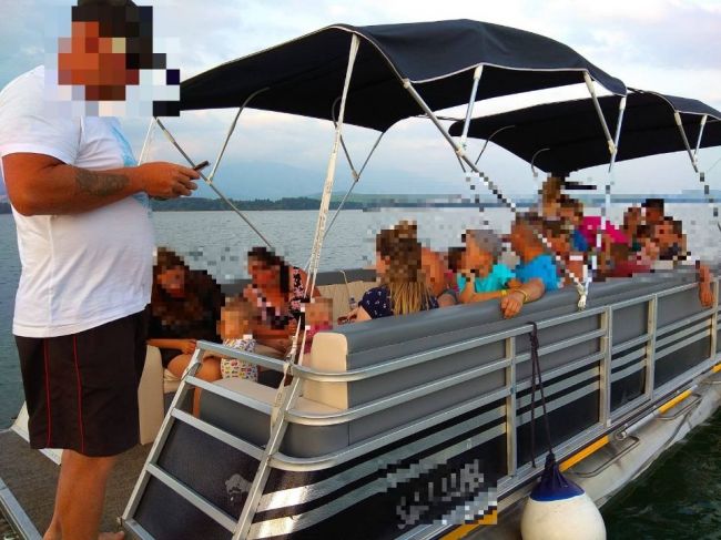 Polícia zasahovala na Liptovskej Mare:Nelegálna výletná loďka mohla potopiť rodiny s deťmi