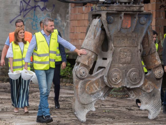 Kalavská a Pellegrini spustili búracie práce na Rázsochách