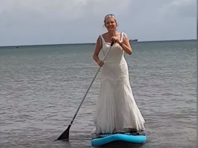 Video: Žena si každý deň oblieka svadobné šaty. Rada v nich športuje aj varí