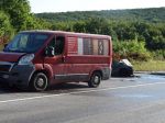 Vodička spanikárila po vletení včely do vozidla, auto zhorelo do tla