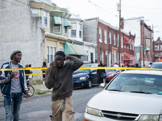 Najmenej šesť policajtov utrpelo zranenia pri streľbe vo Filadelfii