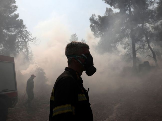 S požiarom na ostrove Euboia bojuje 400 gréckych hasičov, pomáhajú aj lietadlá EÚ