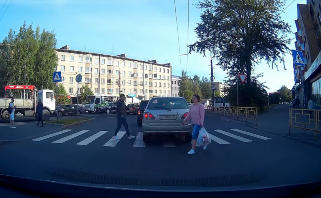 Video: Auto zastavilo na priechode. Reakcia tohto chodca nemá chybu