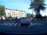 Video: Auto zastavilo na priechode. Reakcia tohto chodca nemá chybu