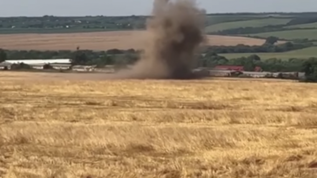 Video: Traktorista narazil na funkčnú mínu