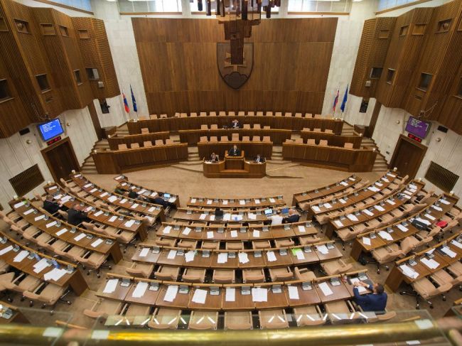 Poslanci v prvom polroku 2019 strávili v pléne 40 rokovacích dní
