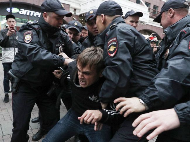 Moskva: Stúpenci opozície uskutočnili na viacerých miestach tiché protesty