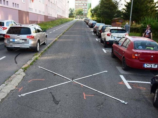 Chlapec vybehol spoza zaparkovaných vozidiel priamo pred auto, polícia vystríha rodičov
