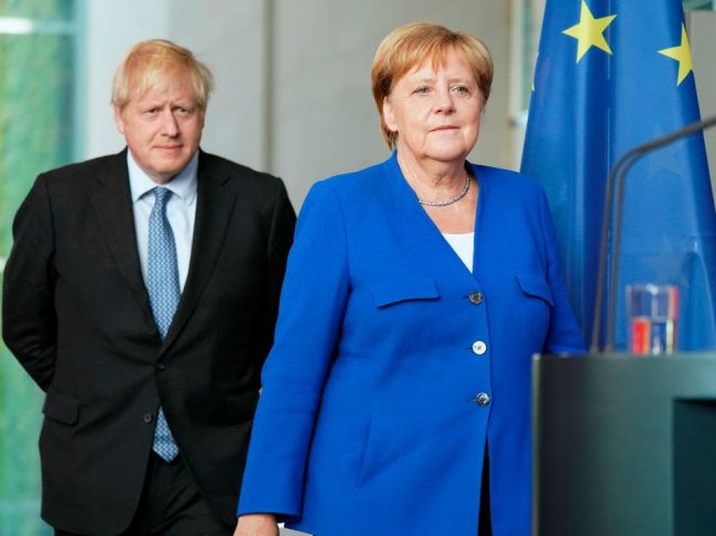Johnson a Merkelová: Nie je vhodný čas na návrat Ruska do G7