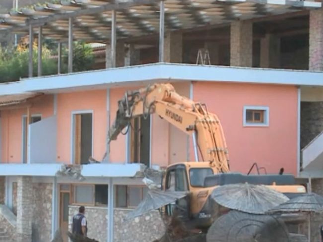 VIDEO: Albánske úrady dali zbúrať reštauráciu po tom, ako jej majiteľ napadol turistov